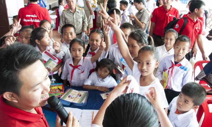 Xaisana asked Children to raise their hands to answer a child-right question